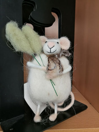 Peter Hibbs Fat kindly send us this Mouse gift at Easter 2018 to add to a collection he's already sent over the years for the cats here at Bibliophile!\\n\\n20/06/2019 18:34